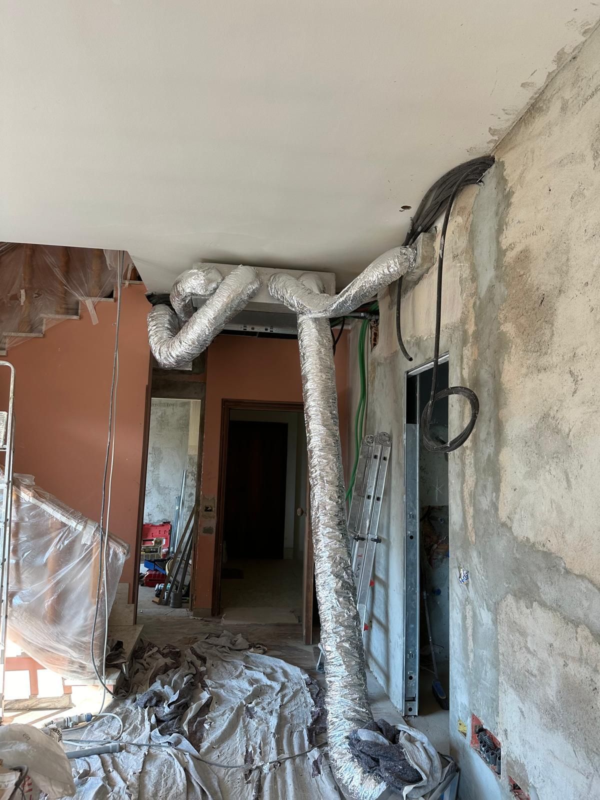 Una stanza con molti tubi che escono dal soffitto.