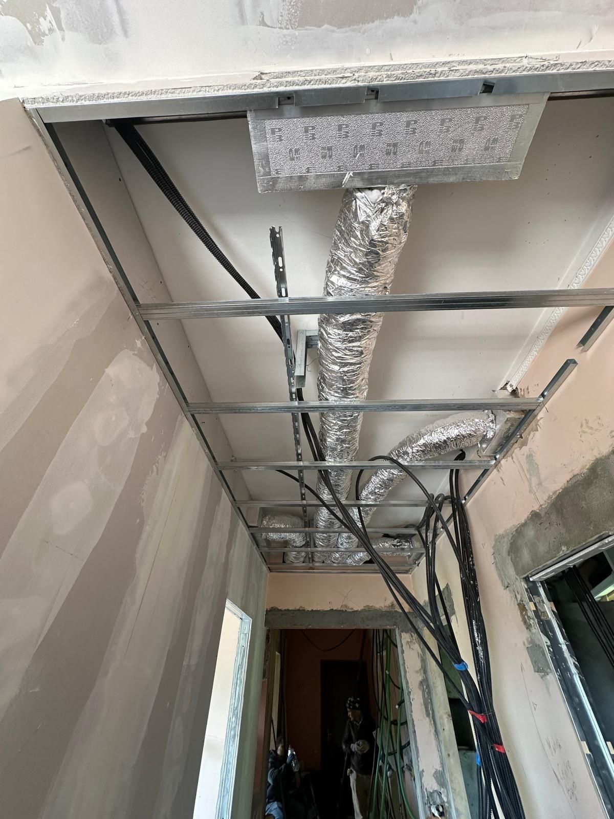 Un soffitto da cui pendono molti fili.