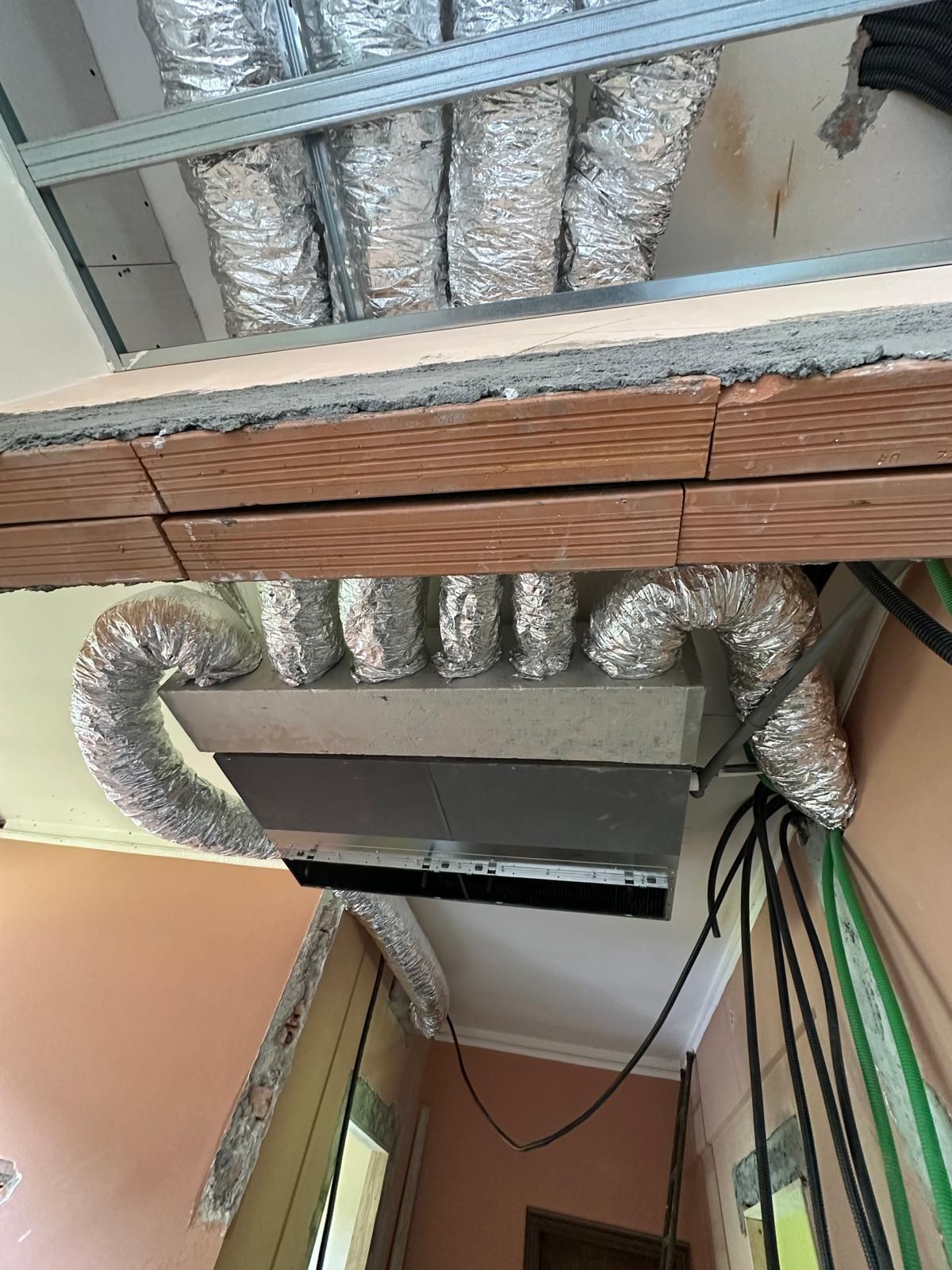 Un ventilatore da soffitto è appeso al soffitto di una stanza.