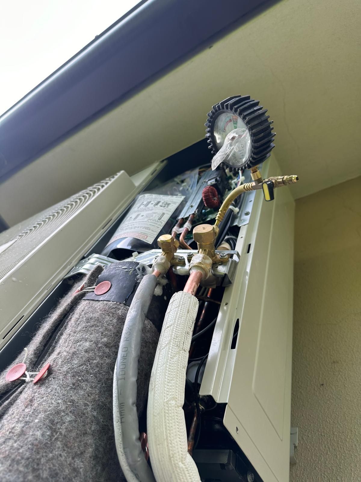 Primo piano di un condizionatore d'aria con un indicatore attaccato.