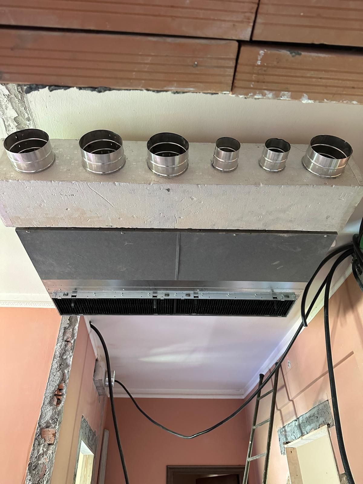 In una stanza viene installato un ventilatore a soffitto.