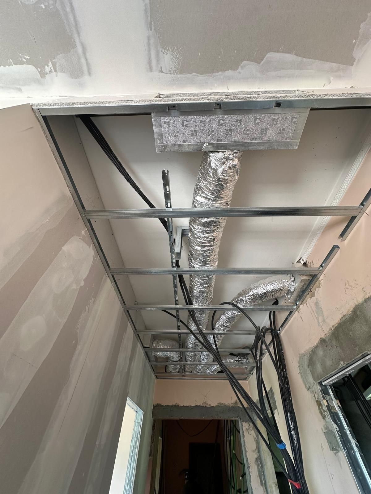 Un soffitto da cui escono molti fili.