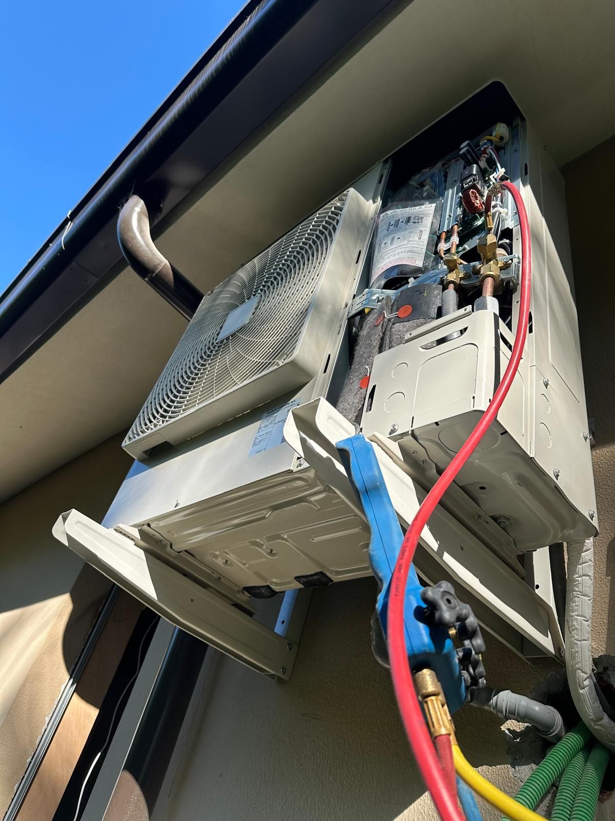 Un condizionatore d'aria viene installato sul lato di un edificio.