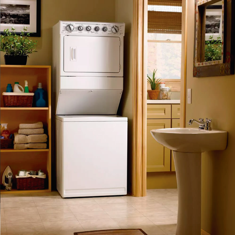 Una lavadora y una secadora están apiladas una encima de la otra en un baño.