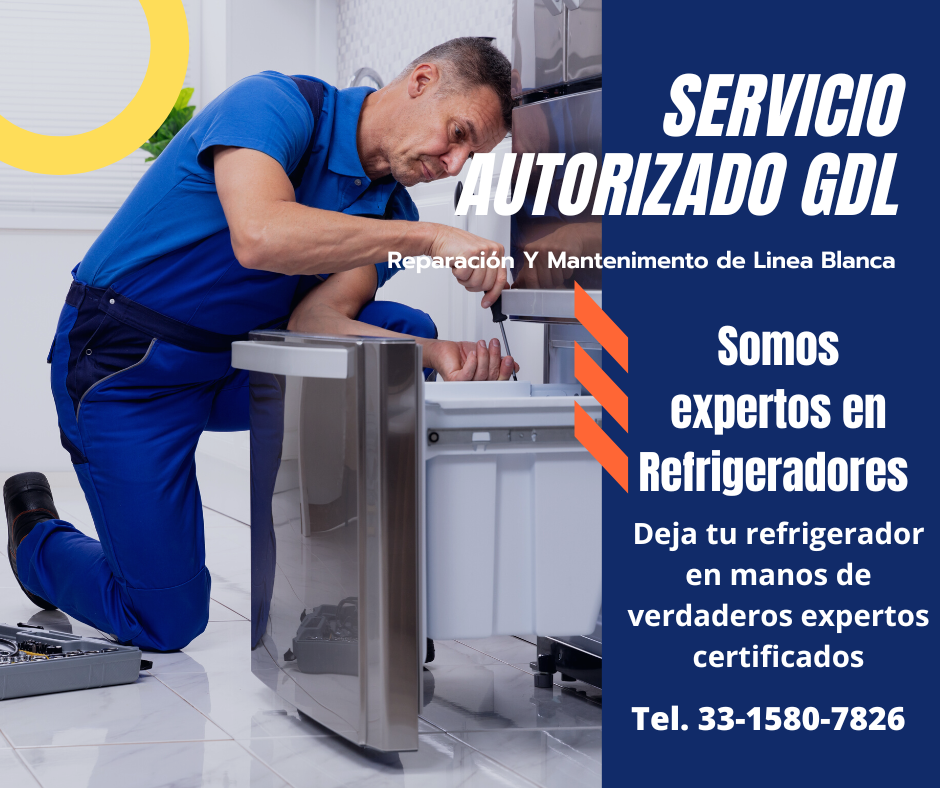 Un hombre arrodillado arreglando un refrigerador con un destornillador.