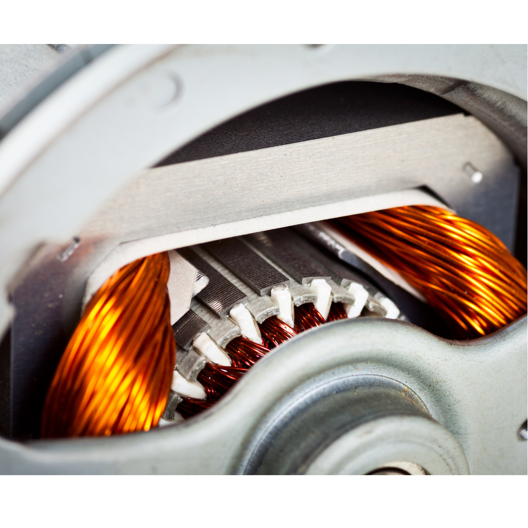 Un primer plano de un motor con cables de cobre.