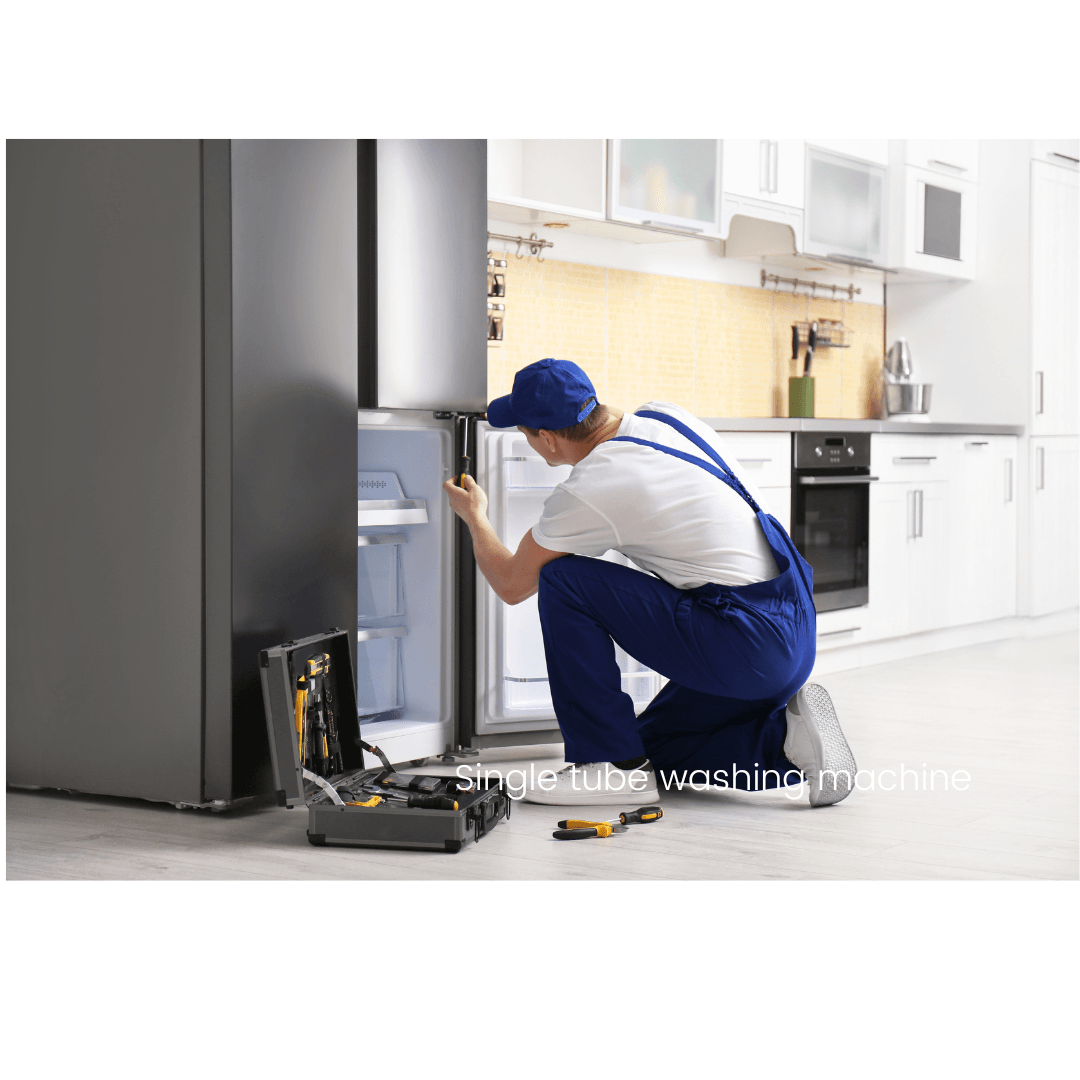 Un hombre está trabajando en un refrigerador en una cocina.