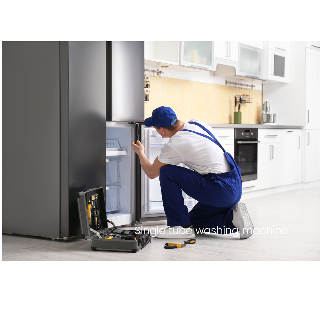 Un hombre está reparando un refrigerador en una cocina.