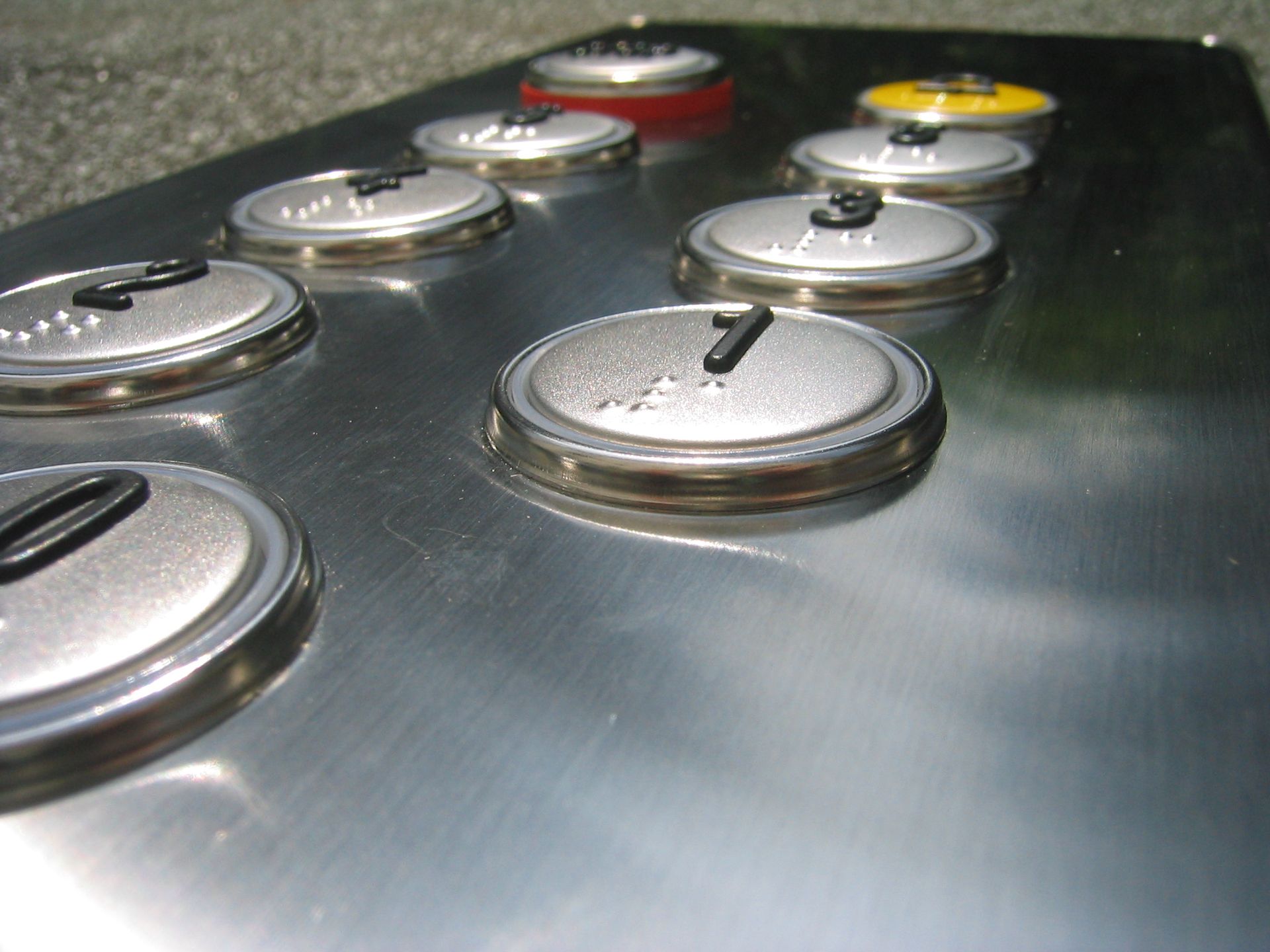 Una fila di pulsanti dell'ascensore