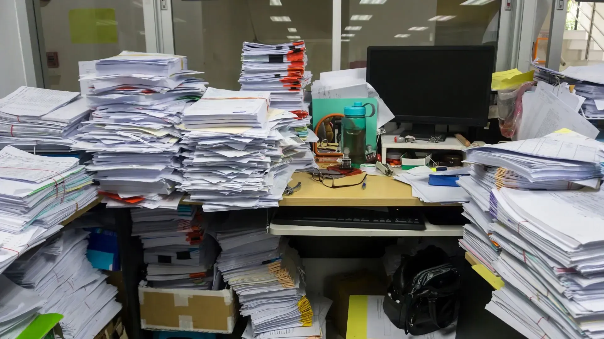 How to beat office clutter