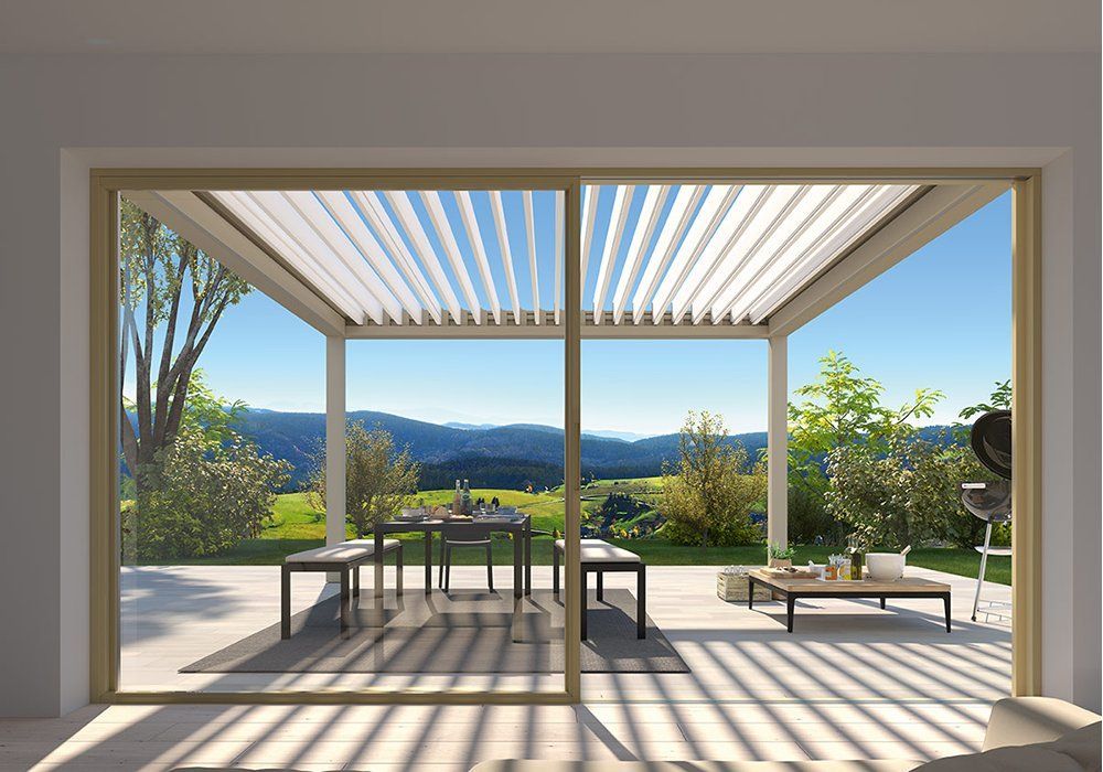 Eine Terrasse mit Tisch und Stühlen unter einer Pergola.