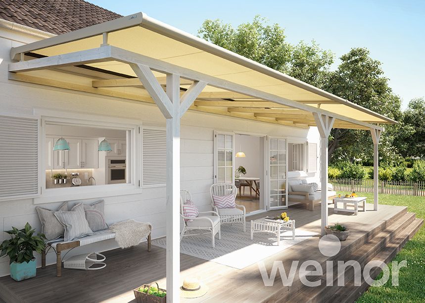 Eine Pergola wird an der Seite eines Hauses angebracht. Terrassendach von Terrassenwelten Frank Merz