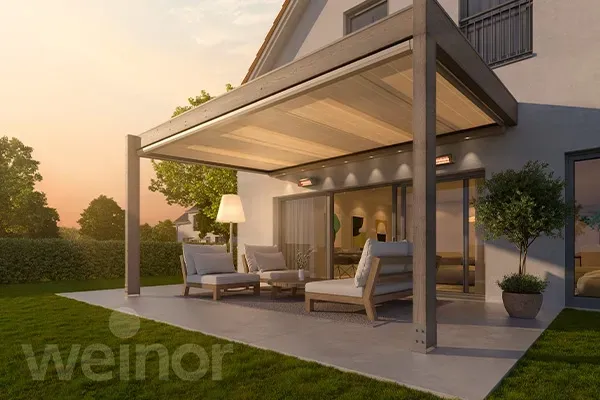 Eine Terrasse mit Pergola und Stühlen vor einem Haus. Terrassendach von Terrassenwelten Frank Merz