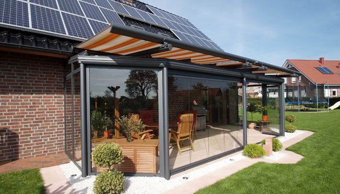 Ein Haus mit Terrasse und Solarpanel auf dem Dach. Terrassendach von Terrassenwelten Frank Merz