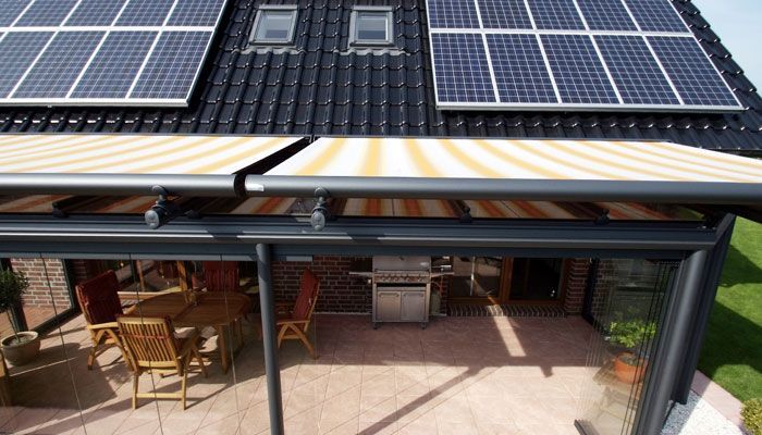 Eine Luftaufnahme eines Hauses mit Solarmodulen auf dem Dach. Terrassendach von Terrassenwelten Frank Merz