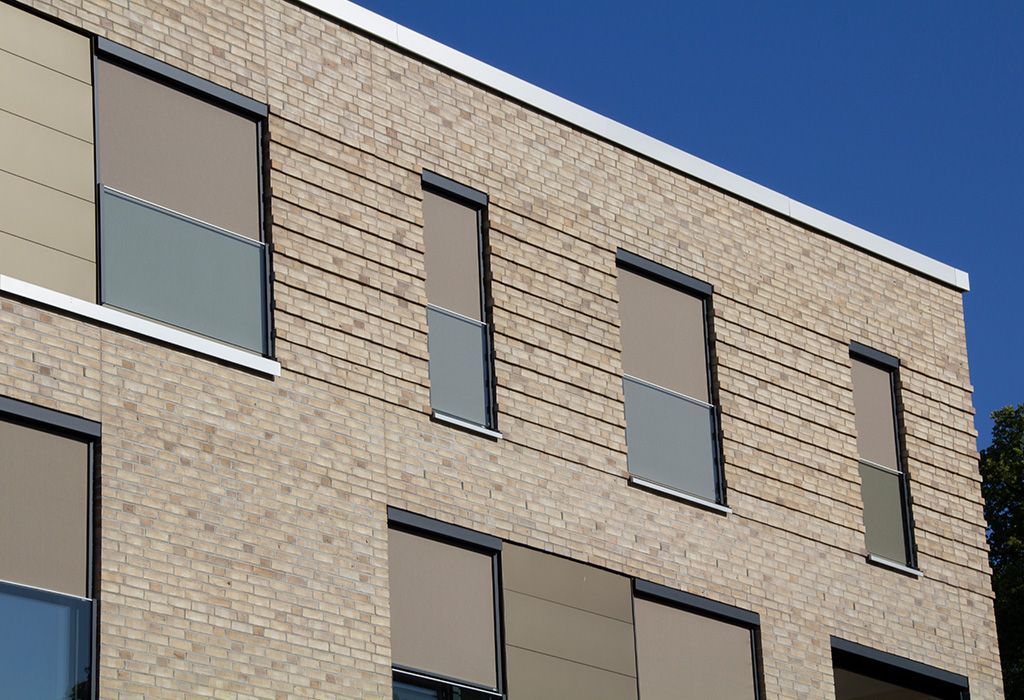 Die Haustür eines modernen Hauses mit einer schwarzen Tür und einem großen Fenster. Türen von Terrassenwelten Frank Merz