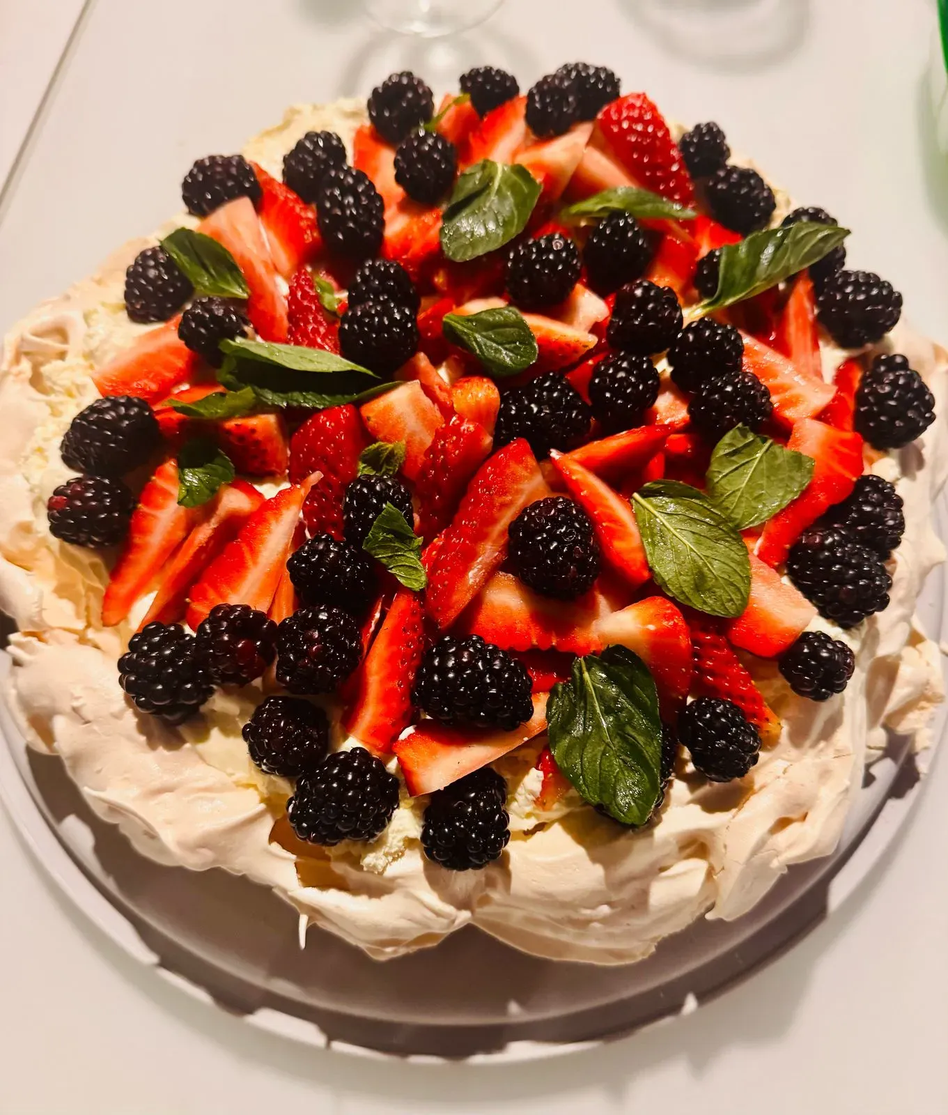 Pavlova de merengue y crema batida