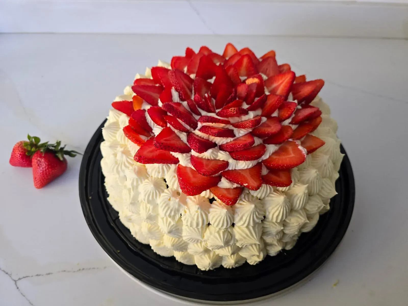 Pastel fresas con crema, pastel fresas con nata, tarta fresas con crema, pastel relleno fresas, postres gourmet, repostería tradicional