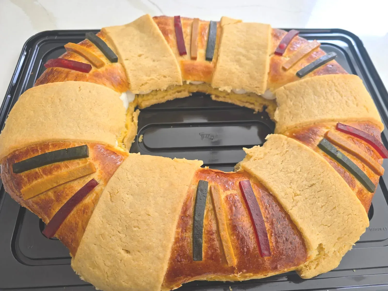 Roscón de reyes, rosca de reyes, relleno de crema, relleno de chocolate, relleno de nada, postres gourmet, repostería artesanal, repostería europea, postres europeos