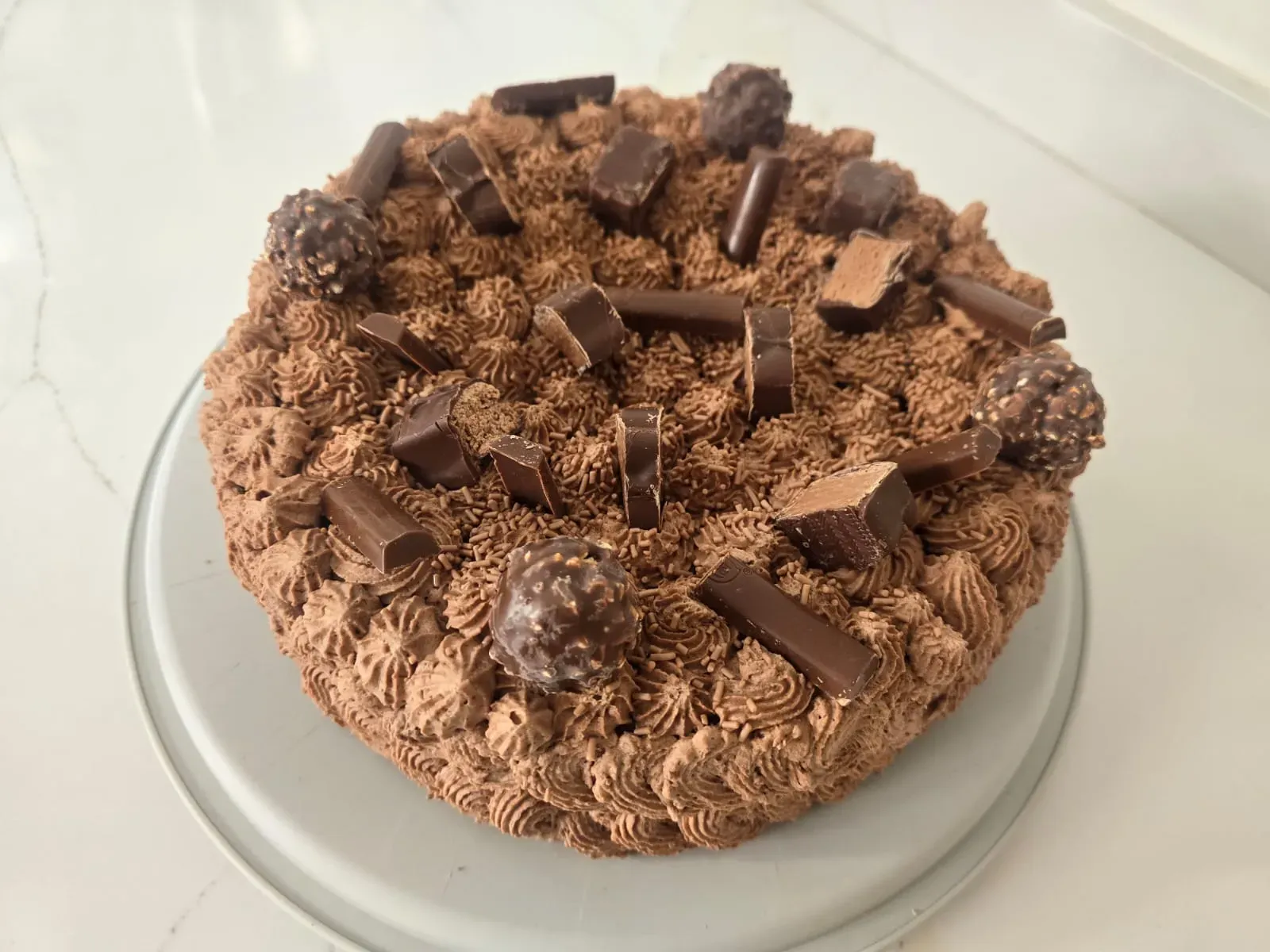 Tarta Faustino, bizcocho de chocolate con trufa y decoración de chocolates, pastel de chocolate, pastel de trufa, postres gourmet, repostería tradicional