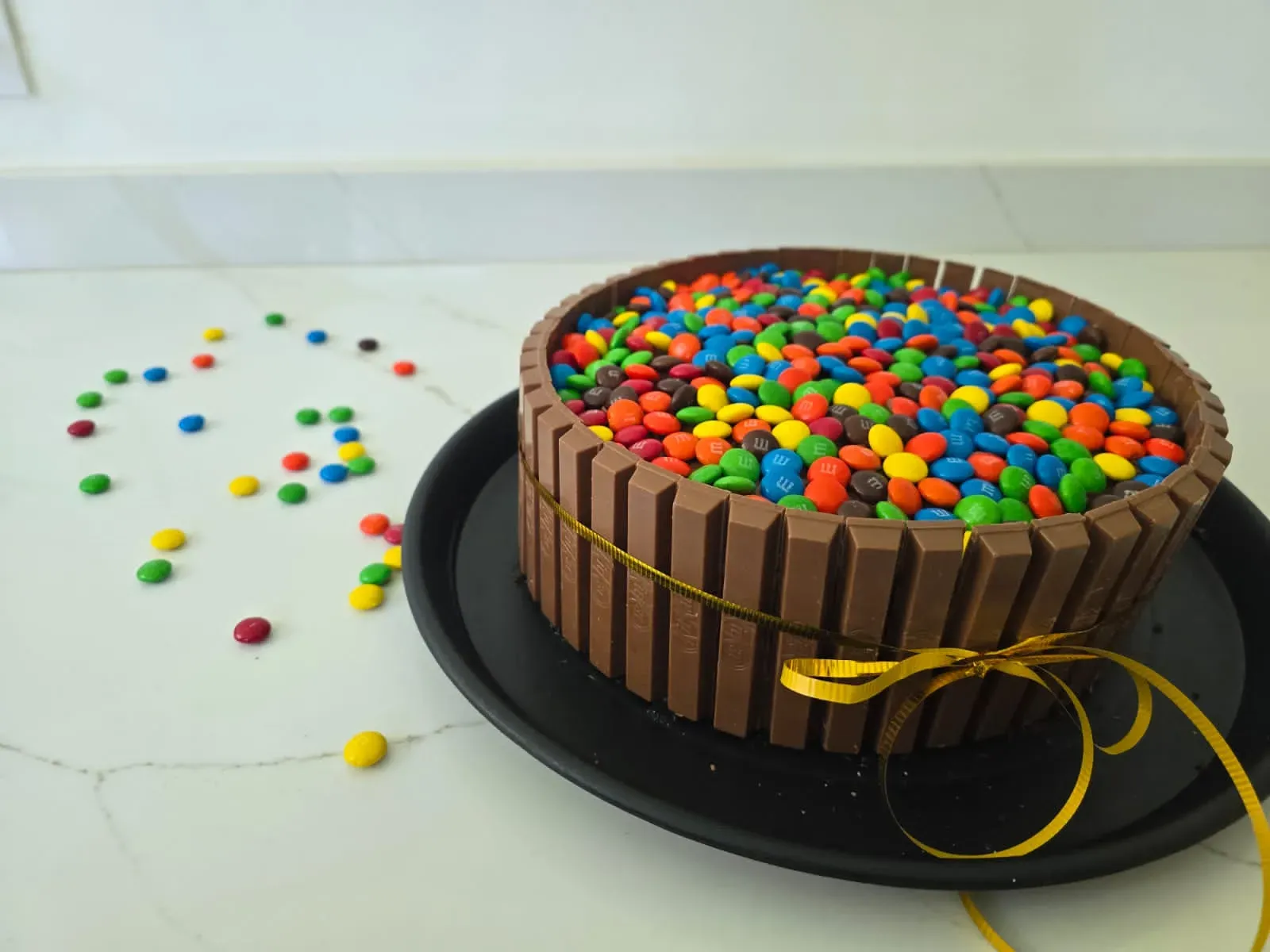 Tarta Kids, pastel para cumpleaños de niños, tarta niños, pastel chocolate, pastel fiesta, pastel kitkat, pastel lunetas, postres gourmet, repostería tradicional