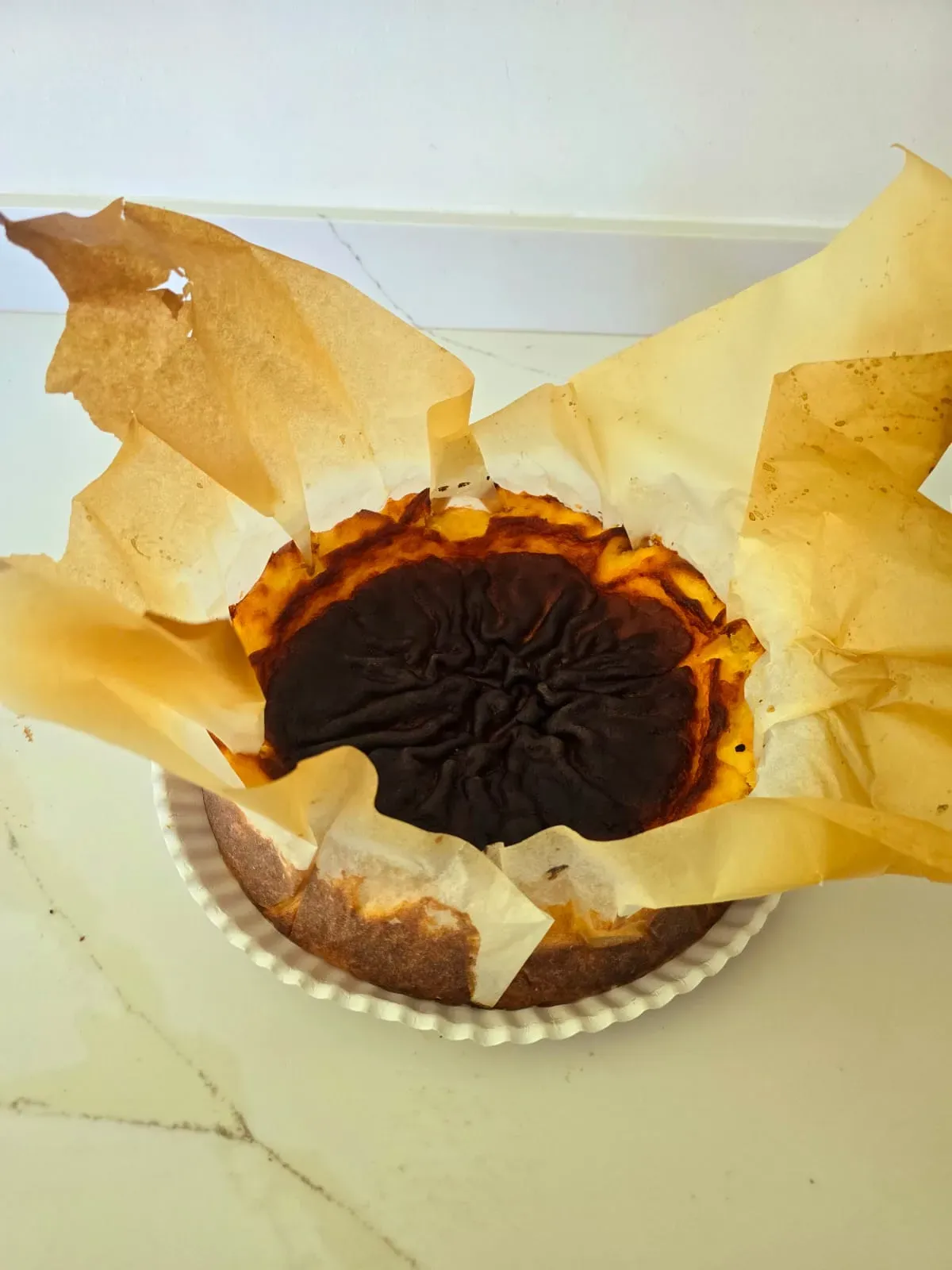 Tarta de queso vasca tradicional y sin azúcar, pastel de queso, tarta vasca, pastel vasco, postres gourmet, repostería tradicional