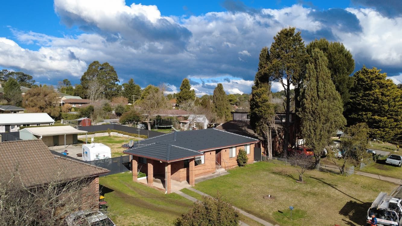 The Rapid Roof Services vehicle in front of a house in Hornsby