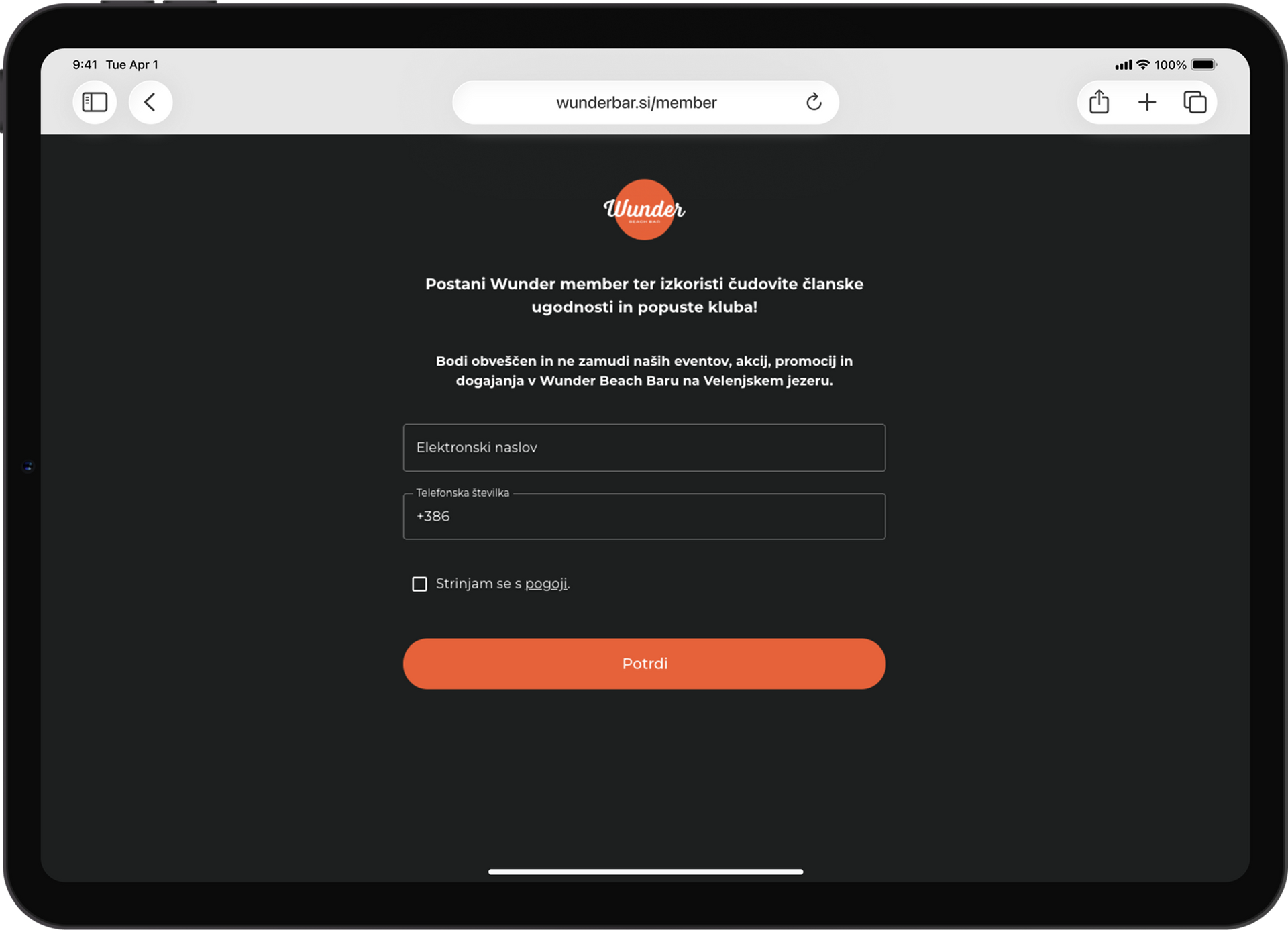 Zaslon tabličnega računalnika s prijavnim obrazcem spletnega mesta na črnem ozadju; oranžen gumb.