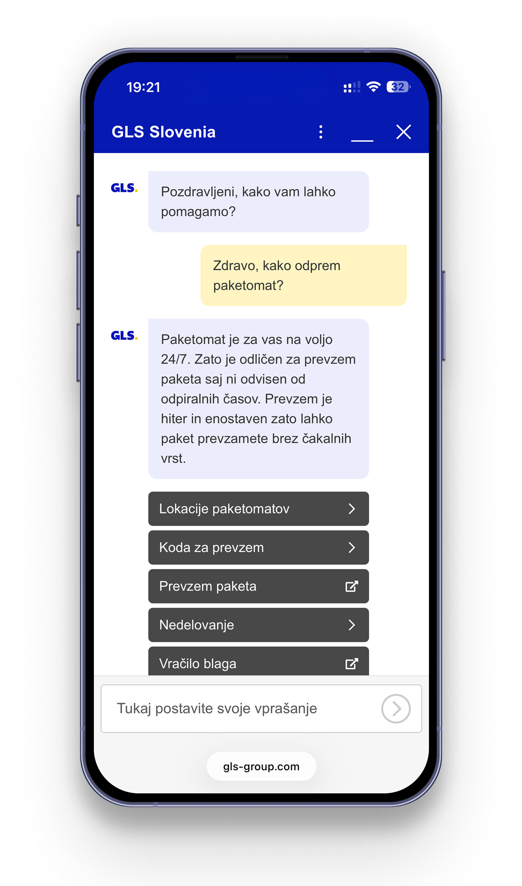 Mobilni telefon, ki prikazuje vmesnik klepetalnega robota GLS Slovenia, zgodovino sporočil in možnosti.