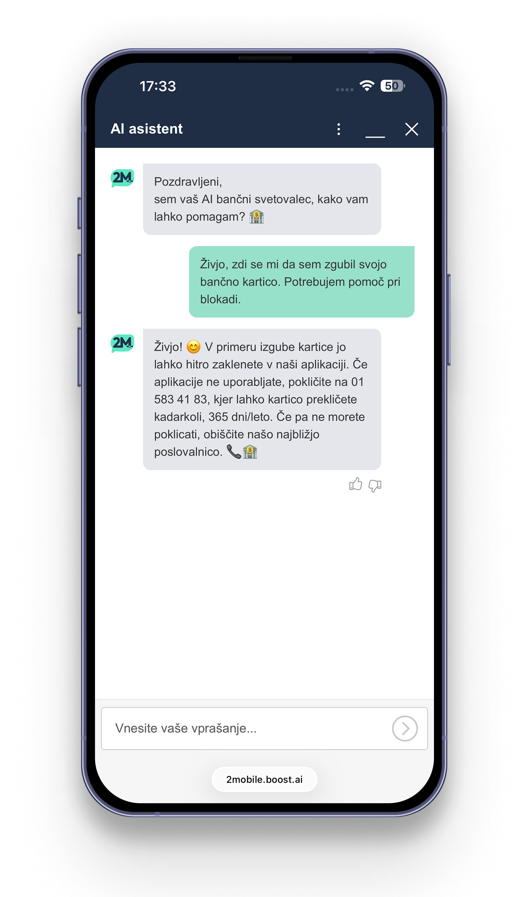 Zaslon pametnega telefona s klepetom, vidnimi besedilnimi mehurčki in emoji.