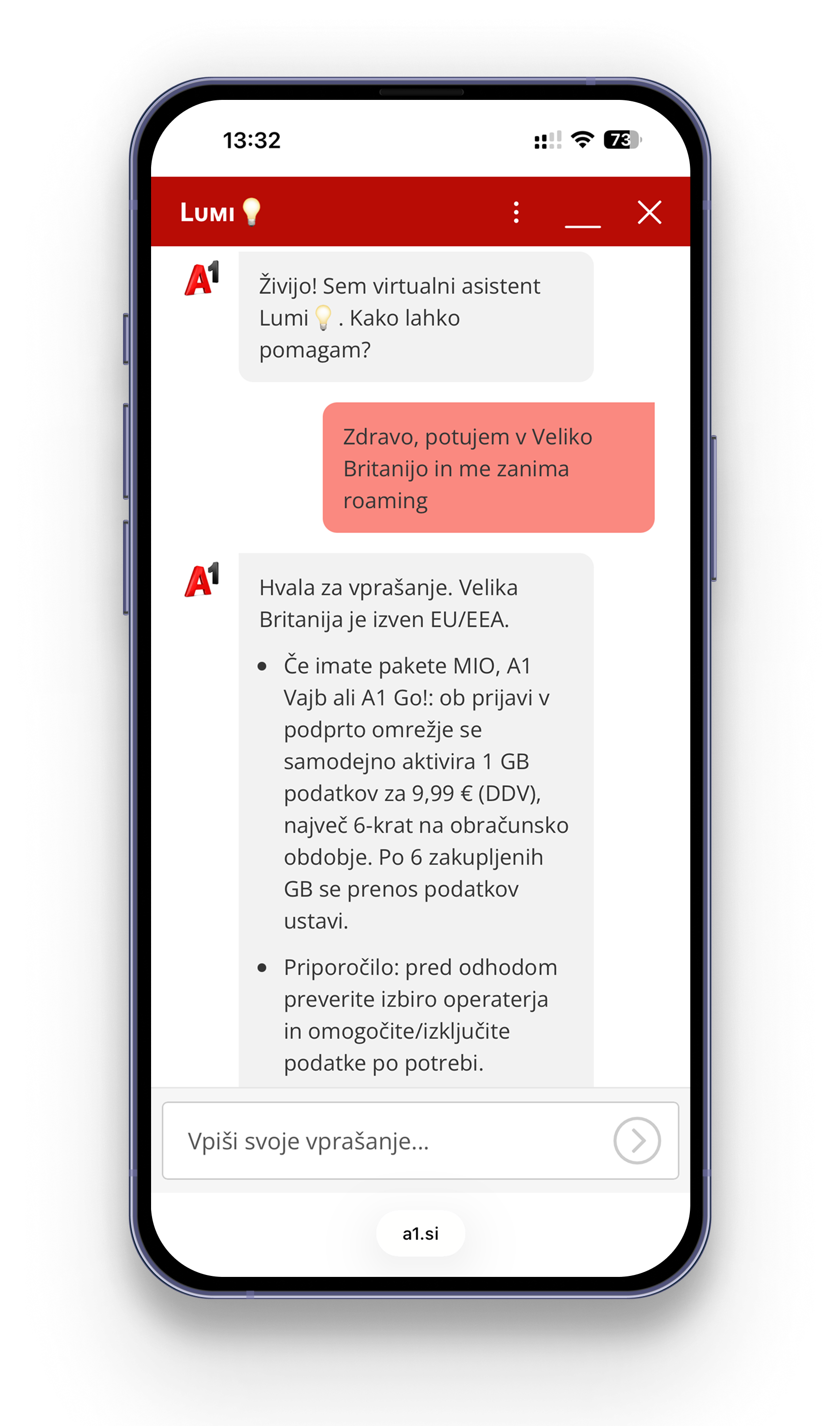 Pametni telefon z vmesnikom za klepet, rdeče-bela tema. Besedilni mehurčki prikazujejo pogovor z »A1« o storitvah.