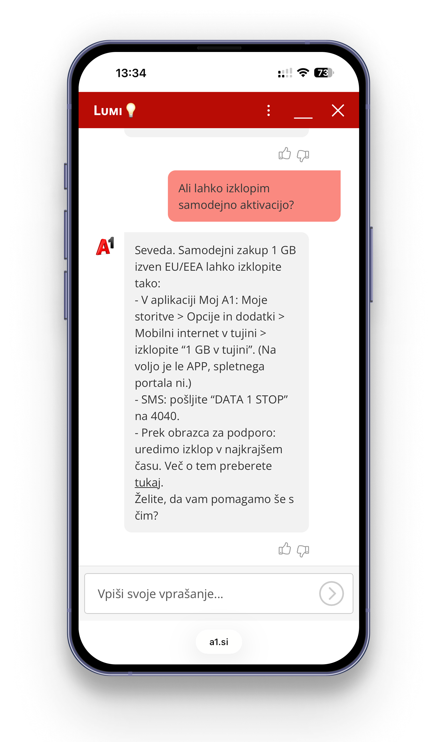Pametni telefon, ki prikazuje klepet z besedilom, vključno z rdečim opozorilnim poljem na vrhu.