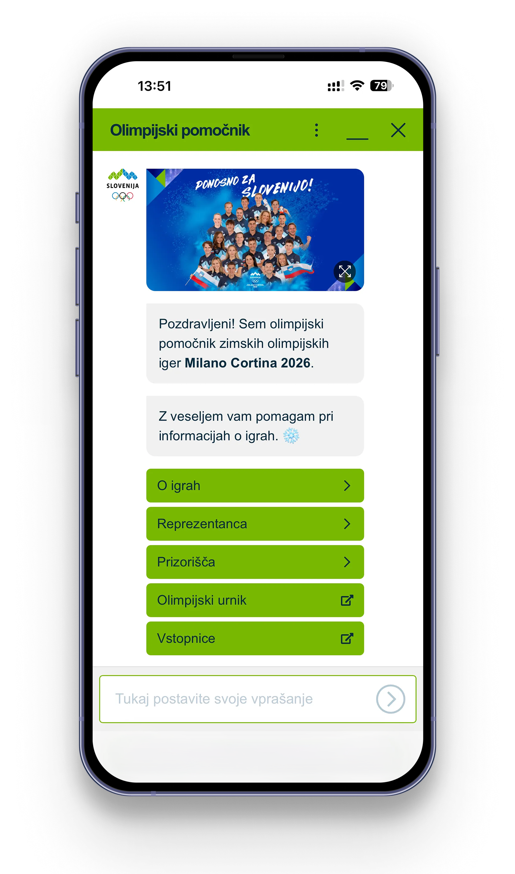 Zaslon pametnega telefona, ki prikazuje klepet z besedilnimi sporočili. Vključuje telefonsko številko in emoji smeška.
