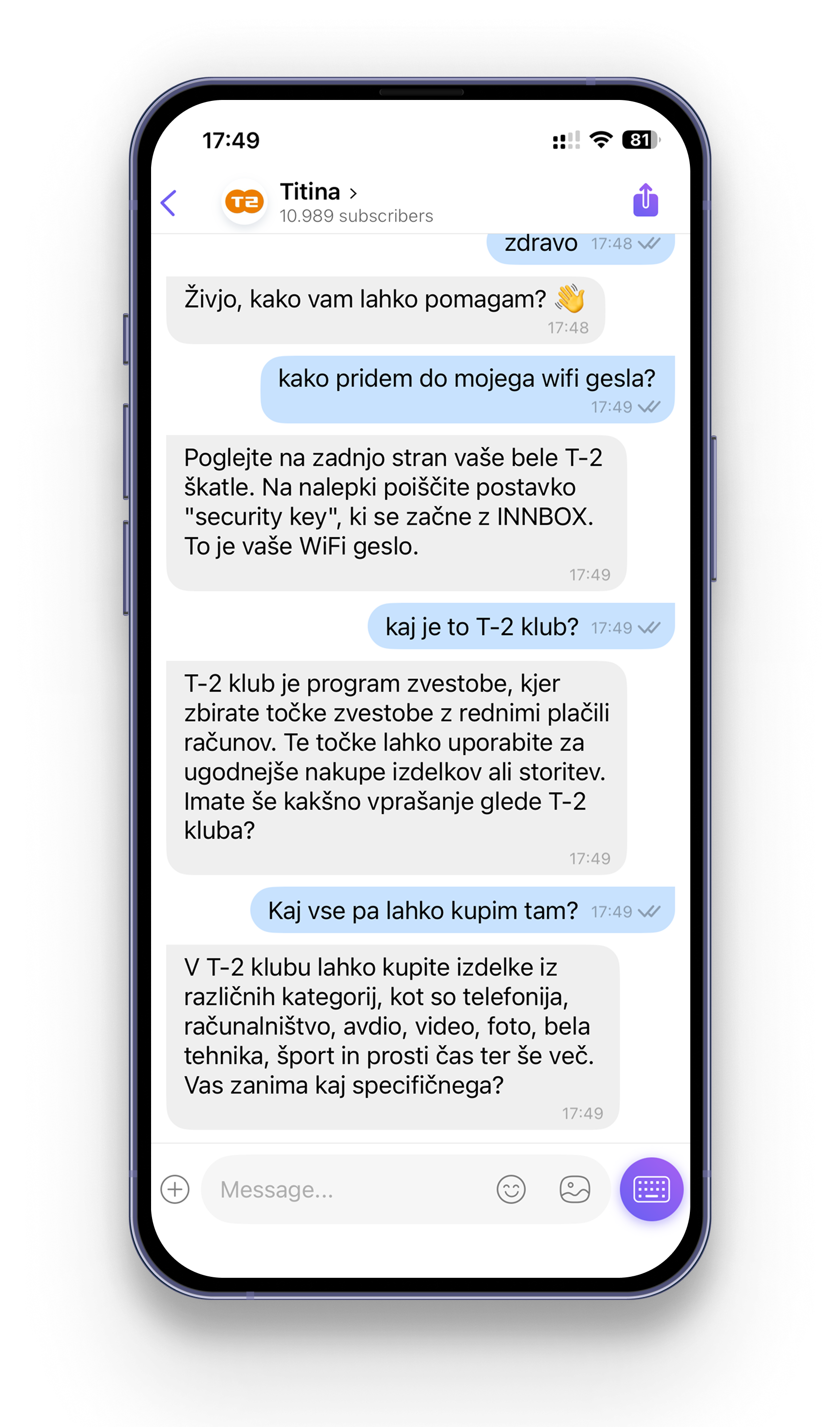 Pametni telefon, ki prikazuje klepet z modrimi mehurčki. Izmenjava besedil med dvema stranema na belem ozadju.