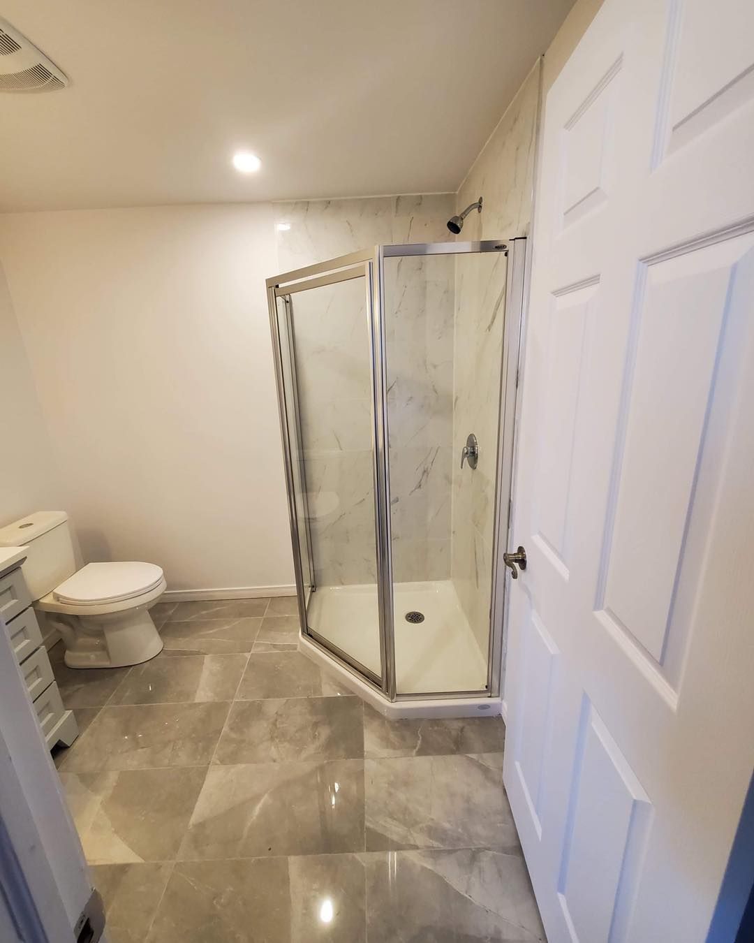 Une salle de bain avec toilettes et cabine de douche