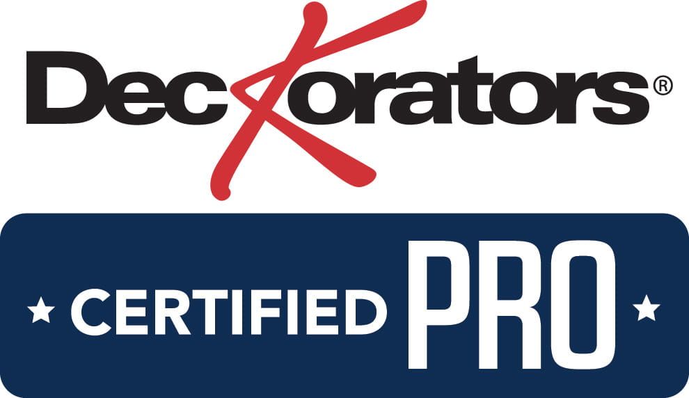 Le logo des décorateurs certifiés pro est sur fond blanc.