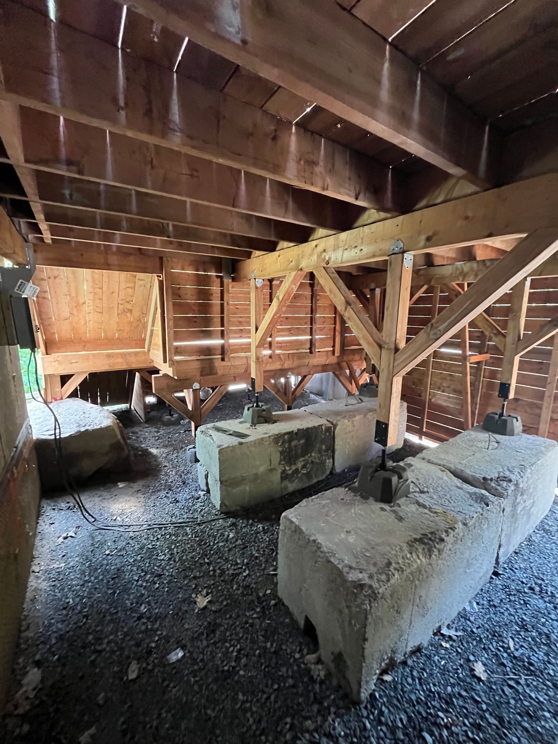 Une pièce avec beaucoup de poutres en bois et de blocs de béton.