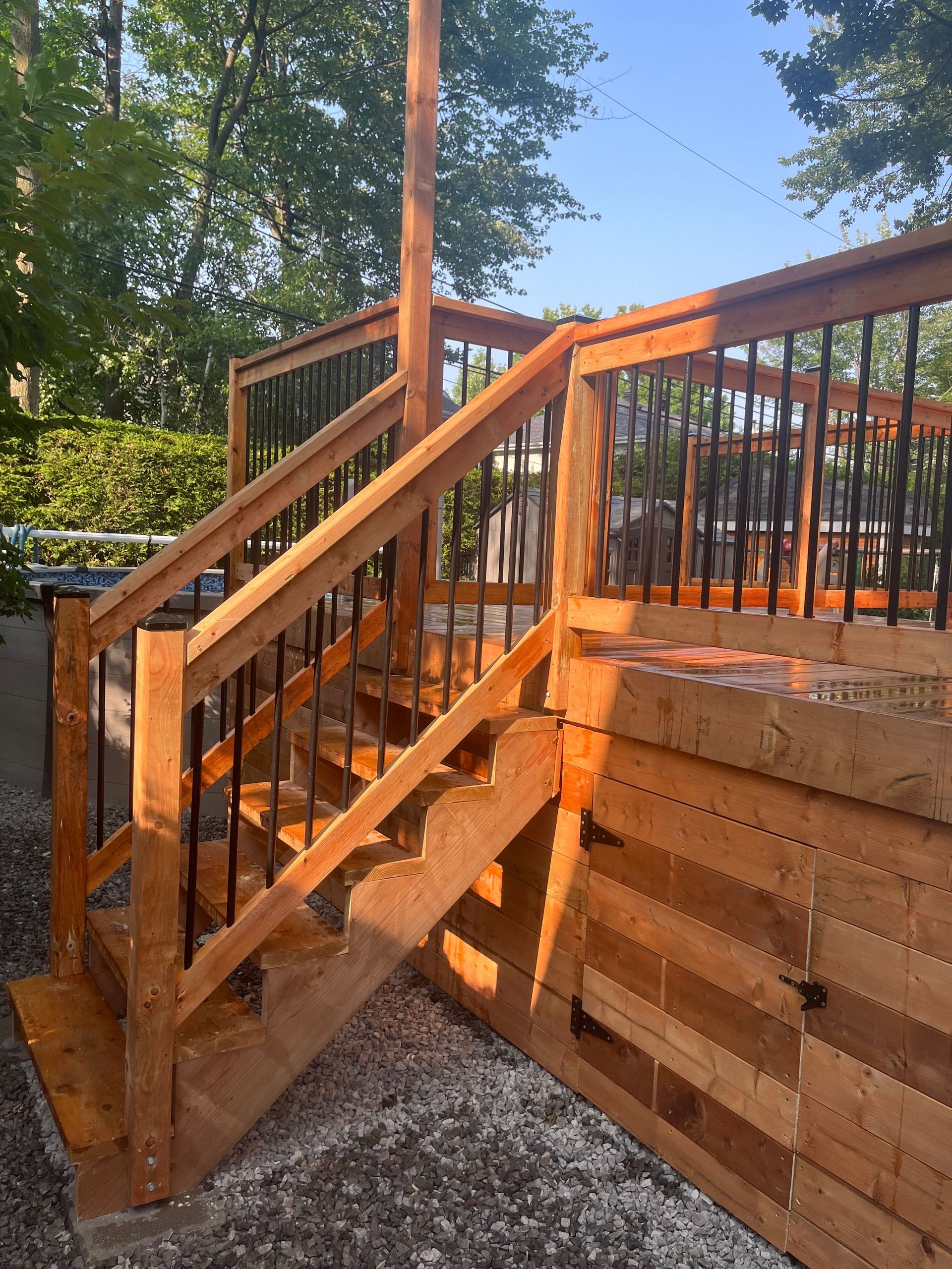 Une terrasse en bois avec des escaliers qui y mènent