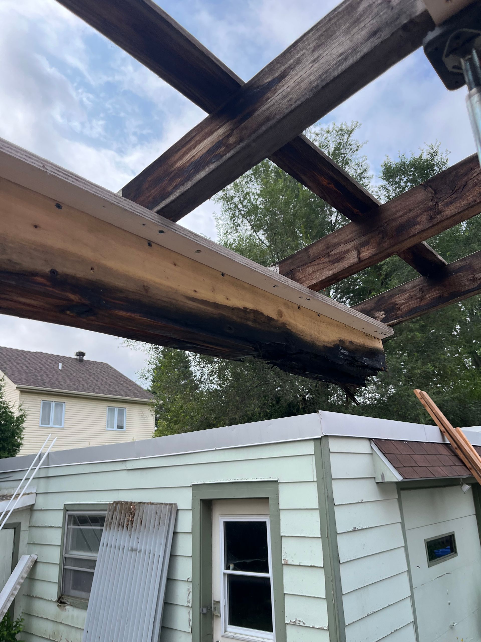 Une maison dont le toit a été endommagé par une tempête