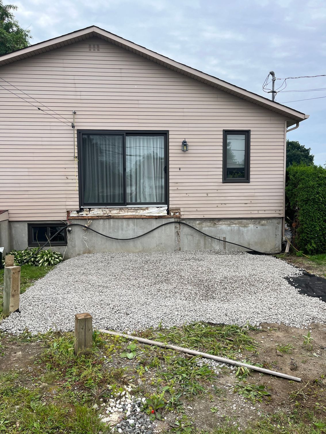 Une maison avec une allée de gravier devant elle.