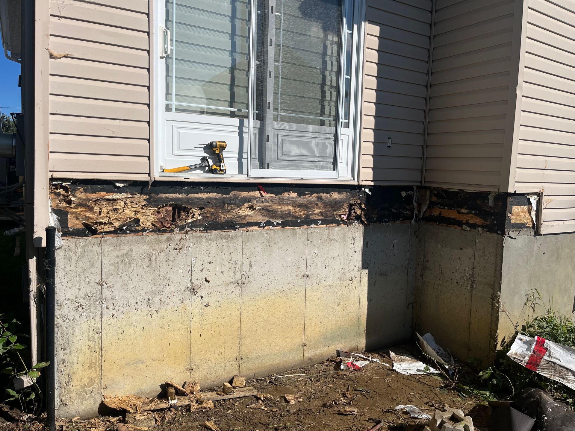 Une maison avec une fenêtre et une porte est en cours de rénovation.