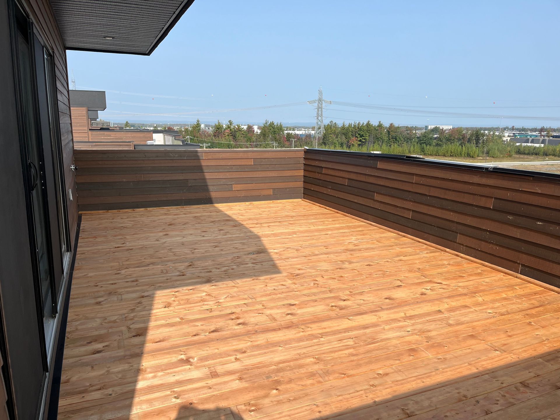 Il y a une terrasse en bois sur le toit d'un immeuble.
