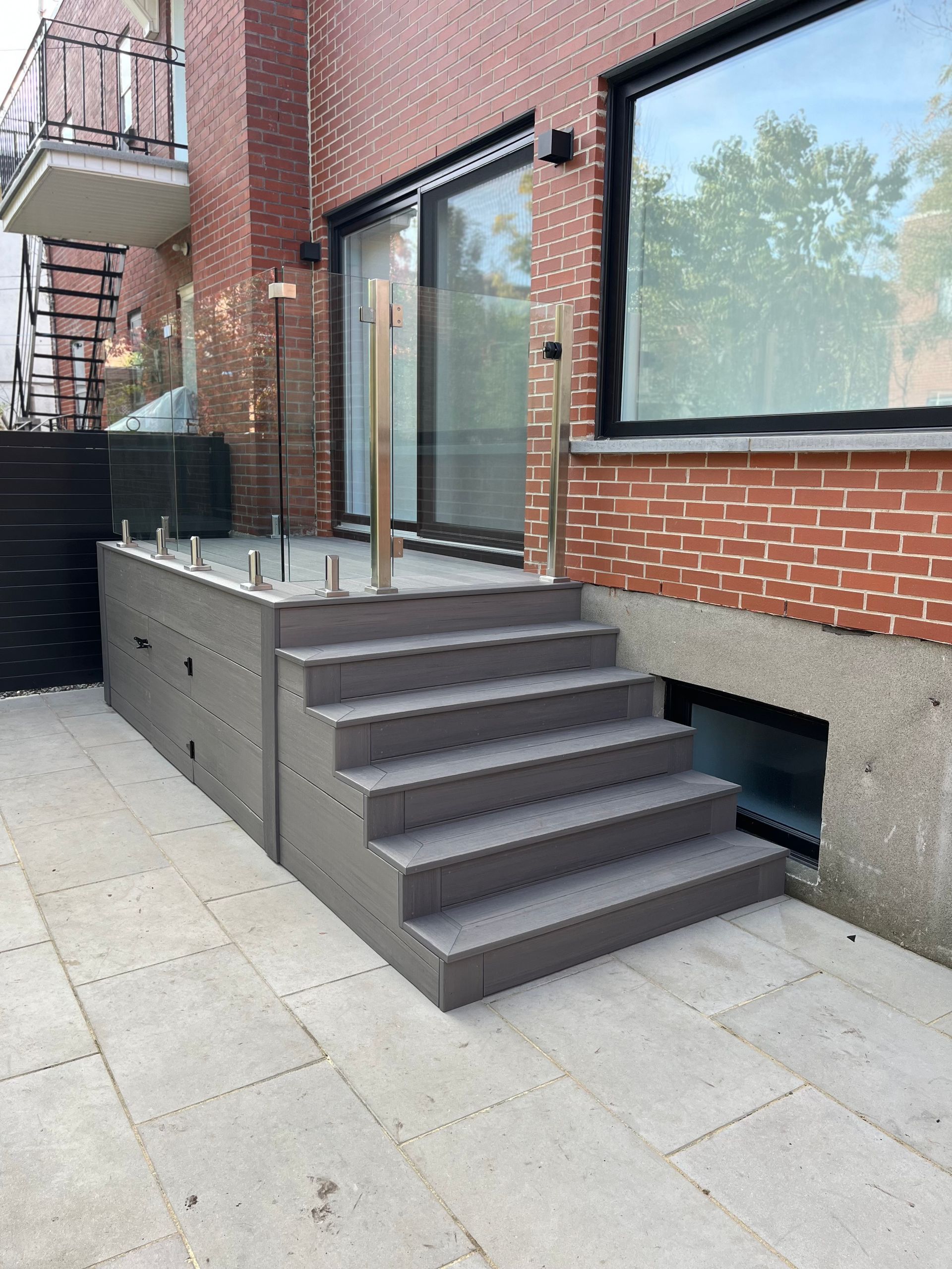 Un bâtiment en briques avec des escaliers qui y mènent