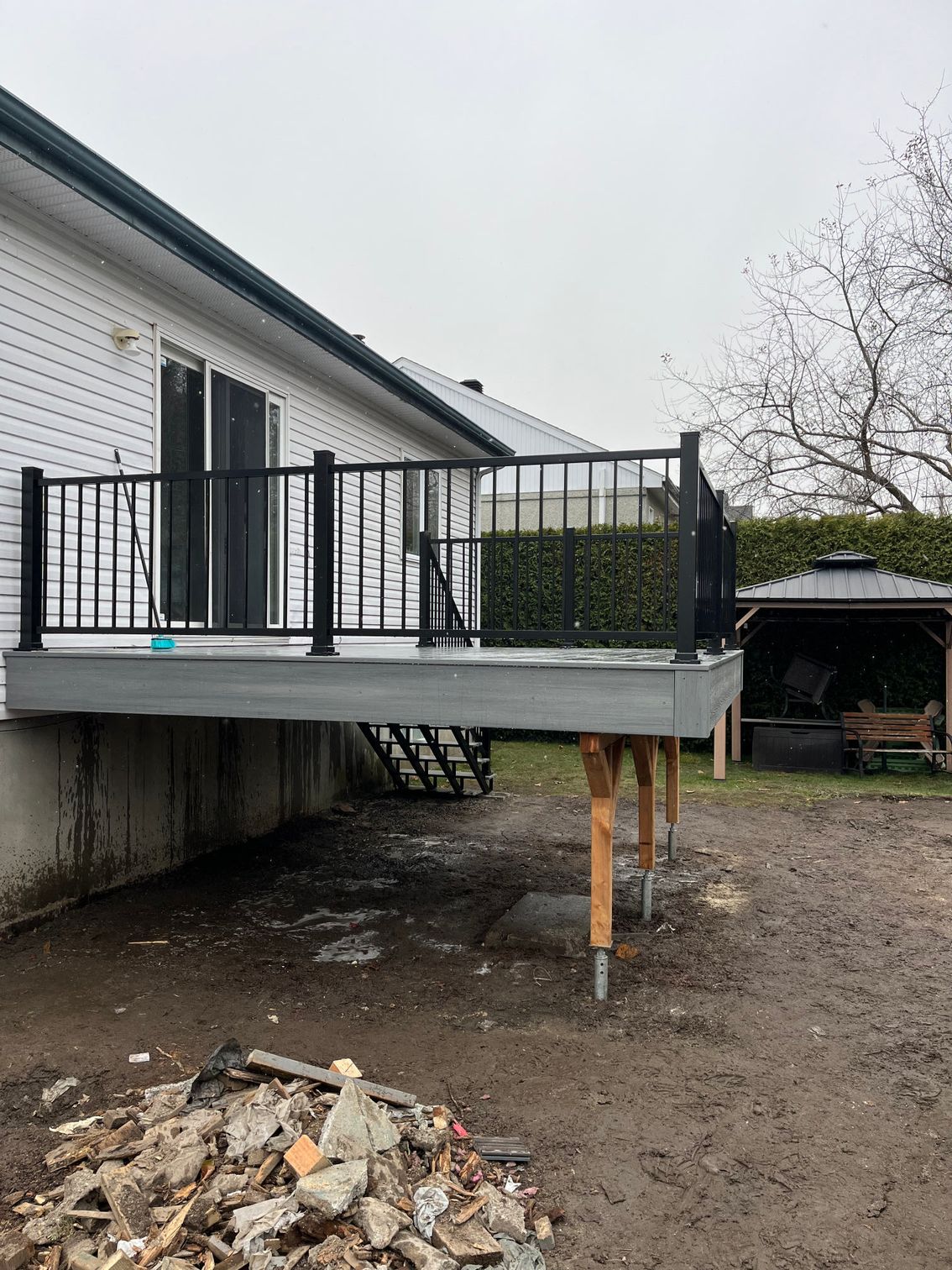 Une terrasse est en cours de construction dans l'arrière-cour d'une maison.