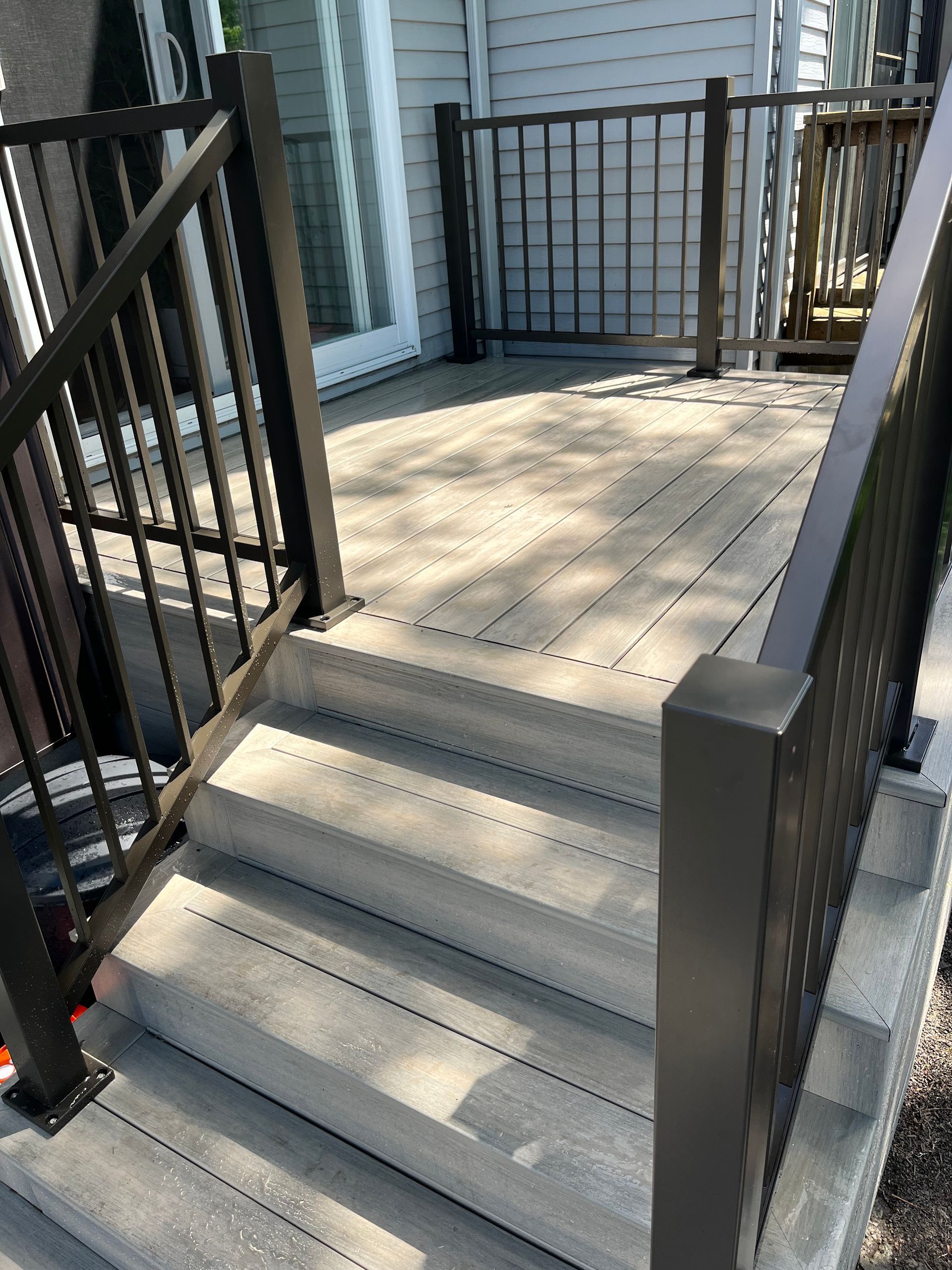 Une terrasse avec des escaliers qui y mènent et une balustrade.