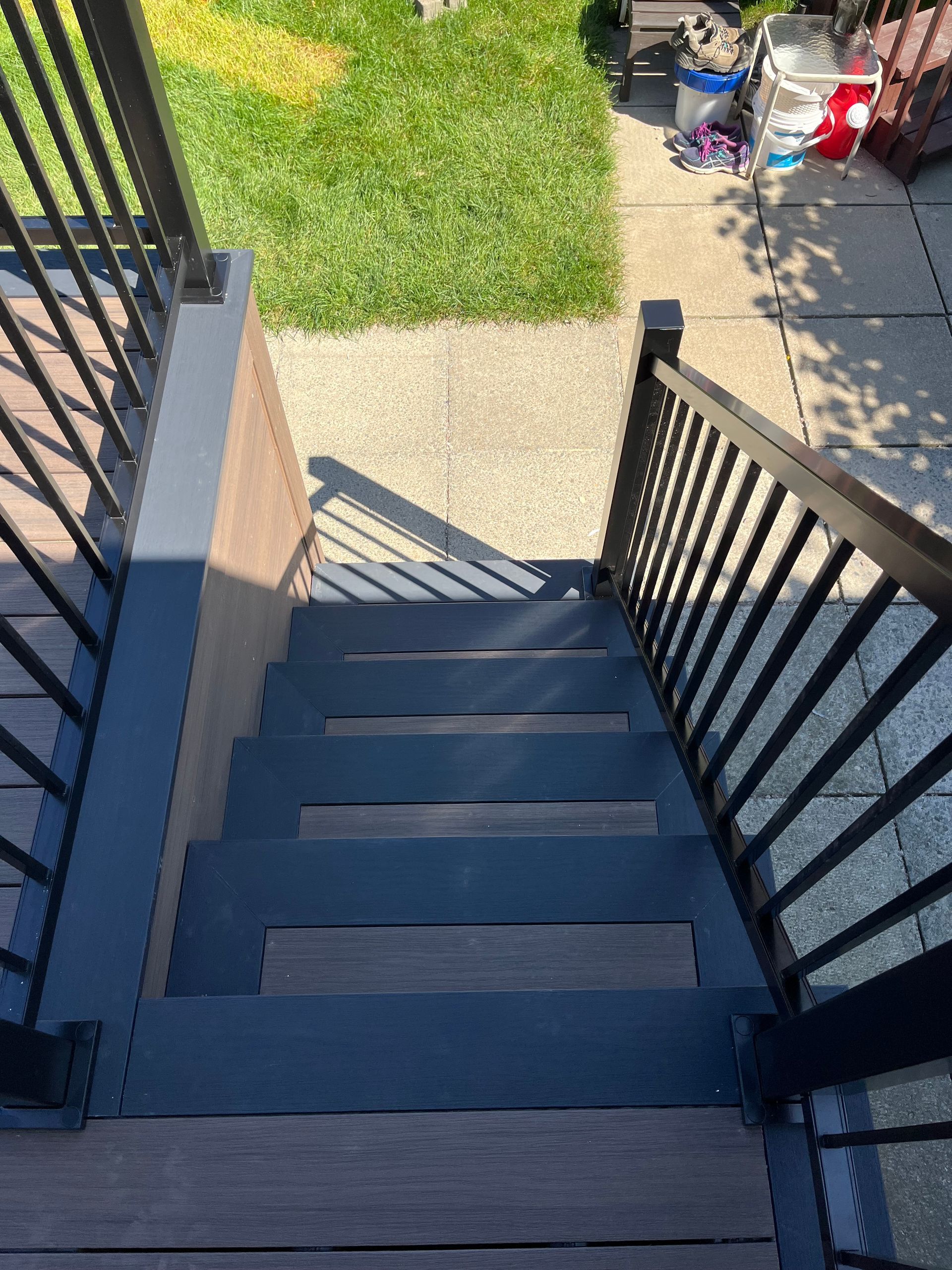 Un ensemble d'escaliers menant à une terrasse avec une balustrade.