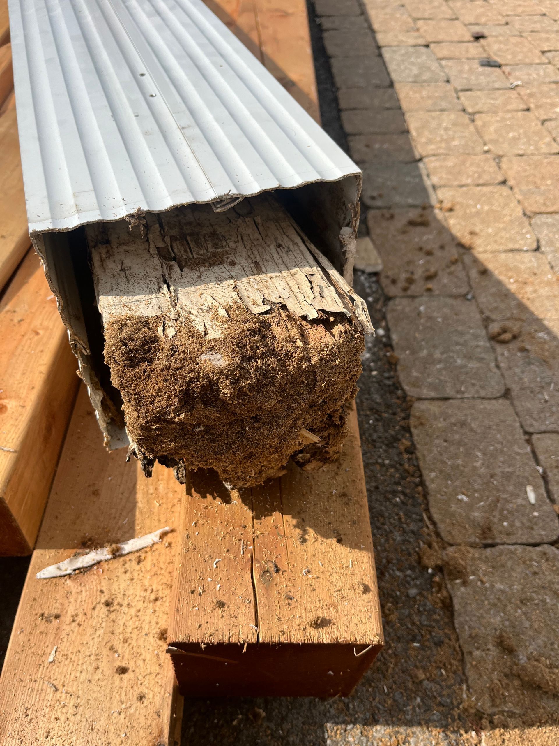 Un morceau de bois avec un toit en métal dessus