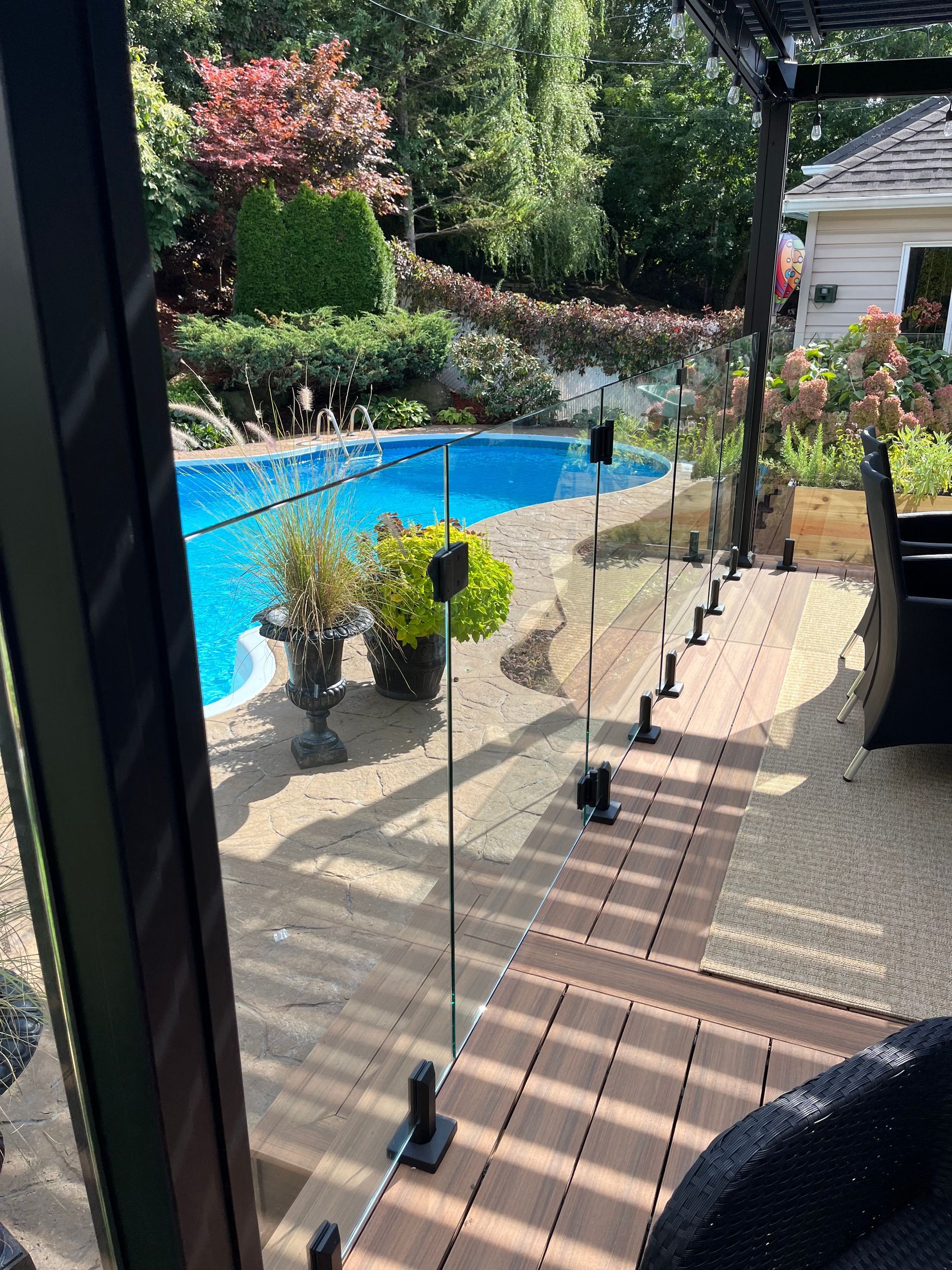 Une vue d'une piscine à travers une clôture en verre.