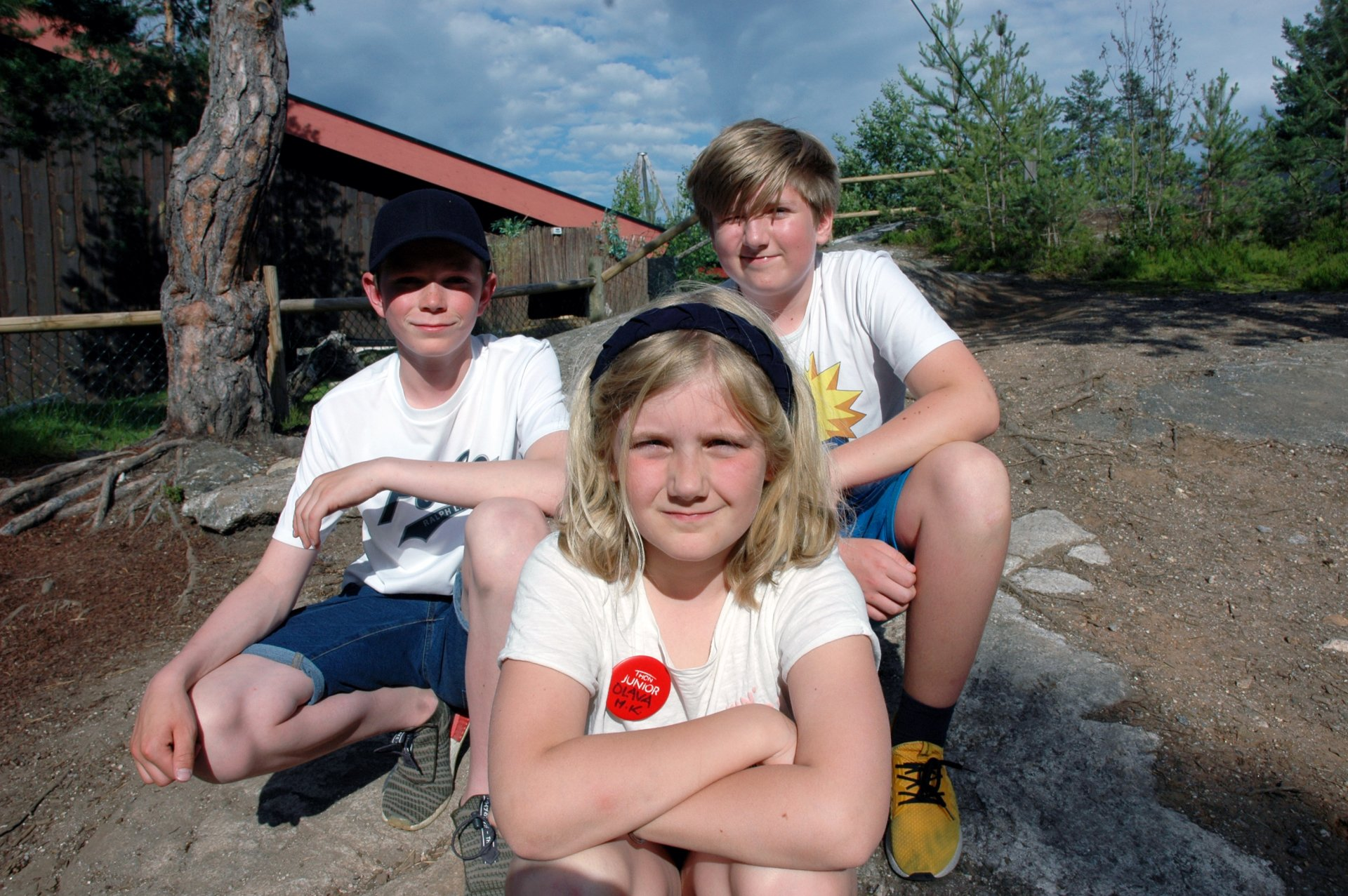 FELLESSKAP: Tormod Øverkil (14) (bak til venstre), Sverre Heidenreich (12) og Olava Marie Koppang (9) har mye mer enn stammingen til felles under Familieweekend med NIFS. FOTO: Martin Aasen Wright