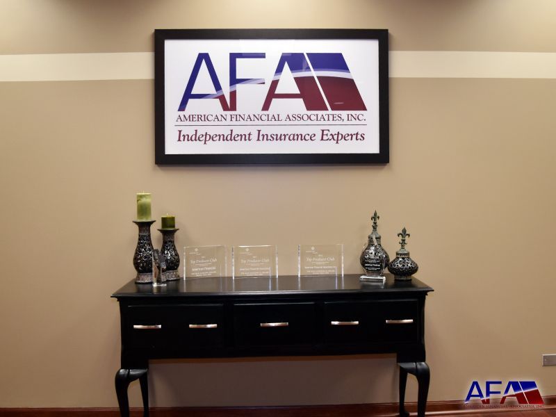A table with a sign that says independent insurance experts